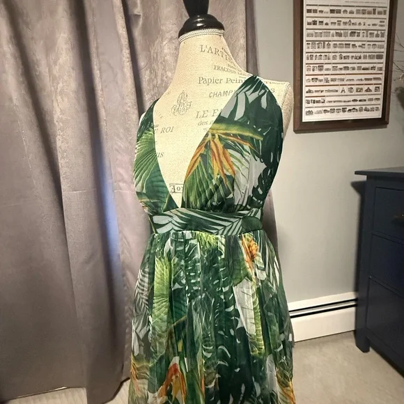 LUXXEL Green Tropical Leaf Print Maxi Dress – Size M - Picture 2 of 5